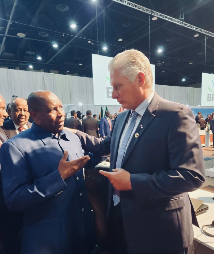 NtareHouse's tweet photo. #Burundi En marge des activités du #BRICSSummit2023, le Président de la République S.E Evariste #Ndayishimiye a échangé avec plusieurs de ses Homologues dont celui de la Chine, de l’Afrique du Sud, du Cuba, des Comores, du Sénégal, de la RCA, de la Tanzanie, de la Zambie, .. https://t.co/f4bbMTfrIk