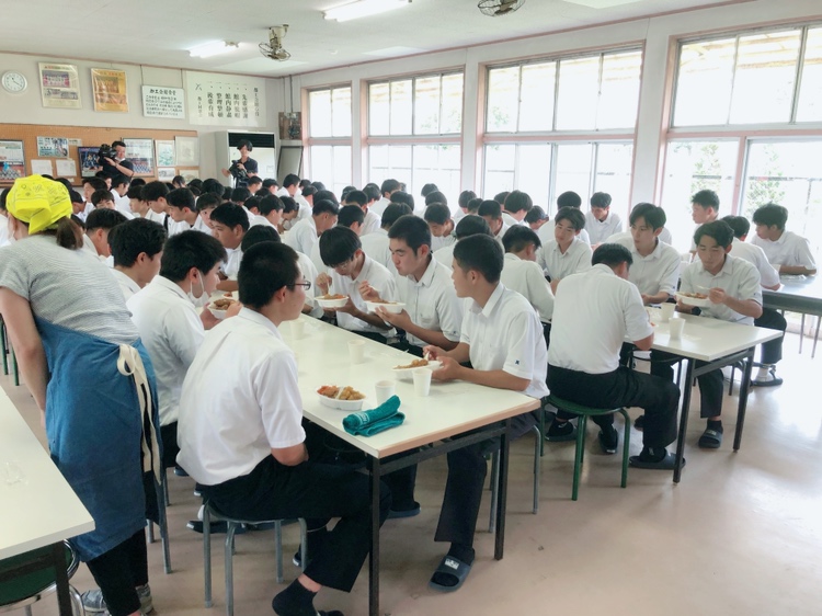 schoolwave's tweet photo. 明日19:00 から #生放送
授業内容は↓
◆#都城工業高校 #都工合格勝カレー会
※写真は、当日の様子🍛
◆校歌で青春
#五十市小学校 の校歌をお届け🏫
◆エンタメ漫画部
■メッセージテーマは、明日夕方SNSでお伝えします🙏
✉:info@cityfm764.com ※番組宛
X:#SCHOOLWAVE
お楽しみに😀 https://t.co/lM7o4VIMCk