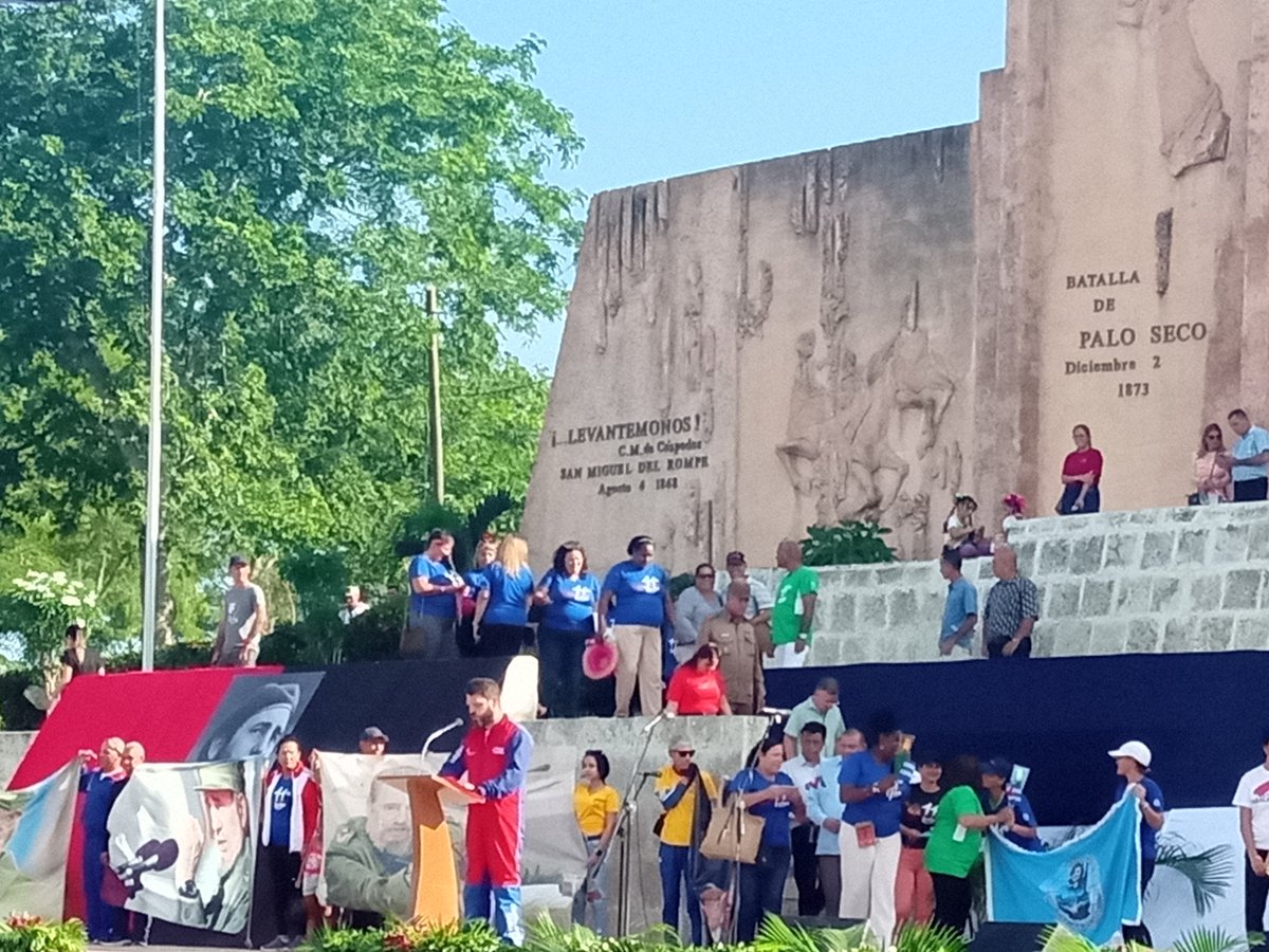 OscarPrezLeyva1's tweet photo. Actividades culturales de lujo en el acto nacional por el #Aniversario63FMC 63 en #LasTunas. Muchas felicidades. #MujeresEnRevolucion #Venc https://t.co/71BnPPmMXb