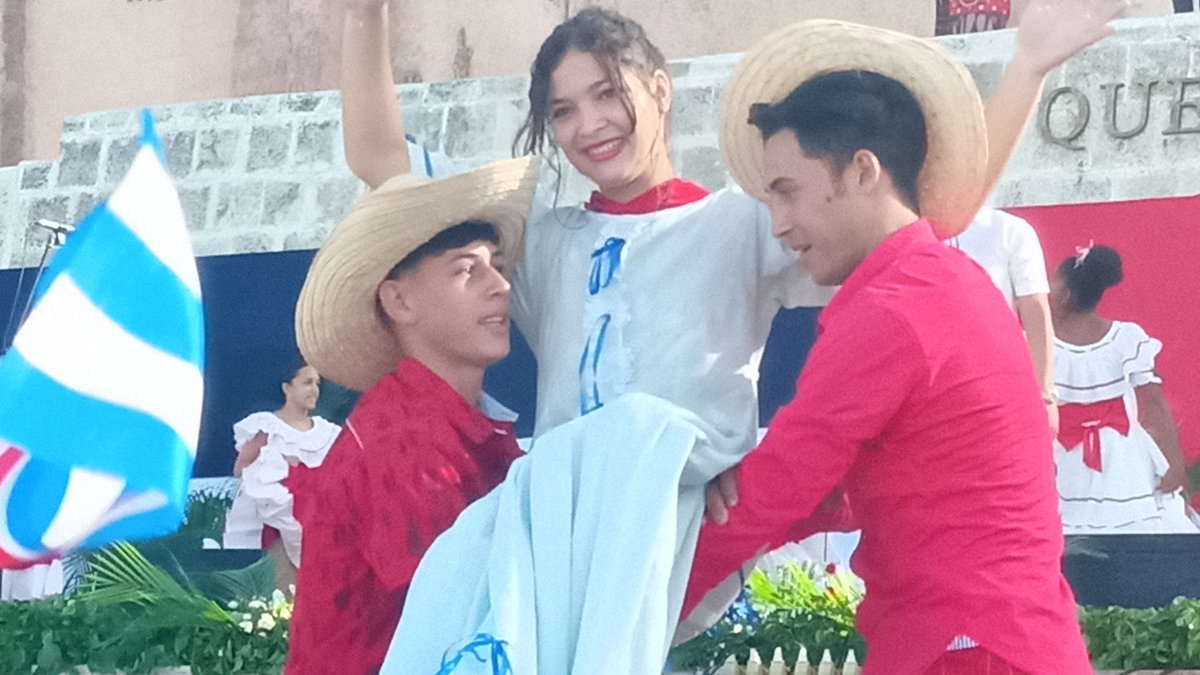 OscarPrezLeyva1's tweet photo. Actividades culturales de lujo en el acto nacional por el #Aniversario63FMC 63 en #LasTunas. Muchas felicidades. #MujeresEnRevolucion #Venc https://t.co/71BnPPmMXb