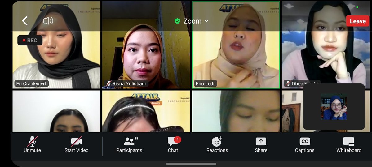 dosiilasol's tweet photo. minggu kemaren ikutan kelas make up online bareng kak @crankygvrl dan kak @keshikiayame yg diselenggarakan oleh @accesstradeID 😍
banyak tips and trick tentang make up yg dispill sama kedua narsum, yg tentunya sangat berguna buat aku yg masih newbie ini🖤
#ATtalk https://t.co/30GZE1HjXd