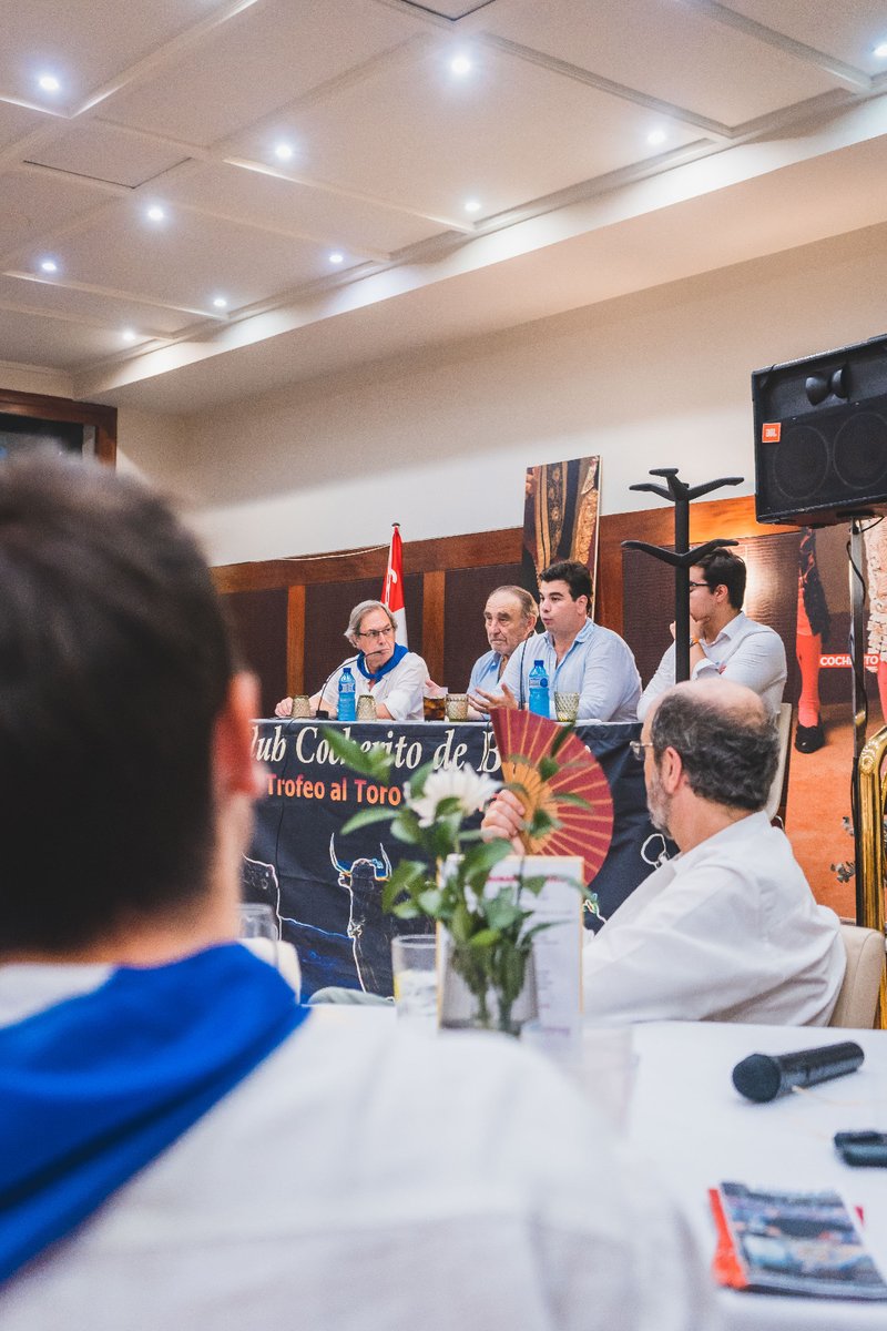 Ambiente y participación en el Coloquio del Miércoles en el Hotel Indautxu del Club Cocherito