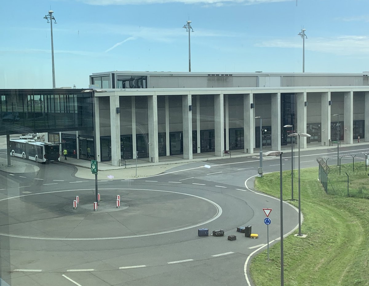 tinontour's tweet photo. Lieber @berlinairport - falls ihr Koffer vermisst, ich wüsste wo bei Euch welche liegen. Mir ein Rätsel, wie so was passieren und nicht mal auffallen kann. Kam selbst schon in den Genuss eines verschwundenen Koffers, der erst 4 Tage später mit zig Labeln vom #BER auftauchte. https://t.co/pDEVJPECPZ