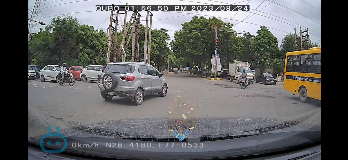 trafficrules007's tweet photo. Red light jump at Arcadia, South City 2, Sector 49
Vehicle no. DL12CB5424
It's a request to take an action 
#followtrafficrules #gurugramtraffic 
@TrafficGGM @dcptrafficggm @OfficeOfNG @cmohry  @TOIIndiaNews @htTweets https://t.co/tCTg3AwqFI
