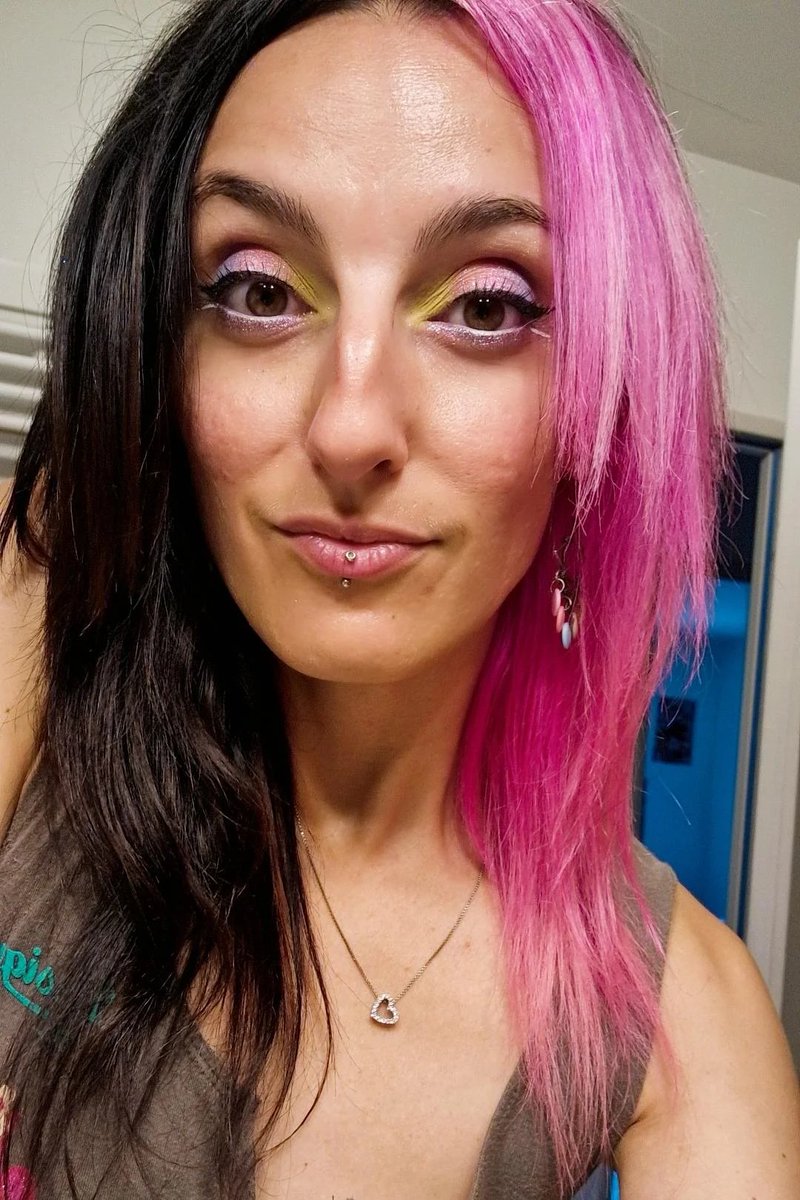 CrazyMareen's tweet image. - J'ai plus fait mumuse avec mes cheveux en deux mois, qu'en 31 ans d'existence... 🤭 #CrazyColor

🎶 Rêve ta vie en couleurs,
C'est le secret du bonheur... ✨️