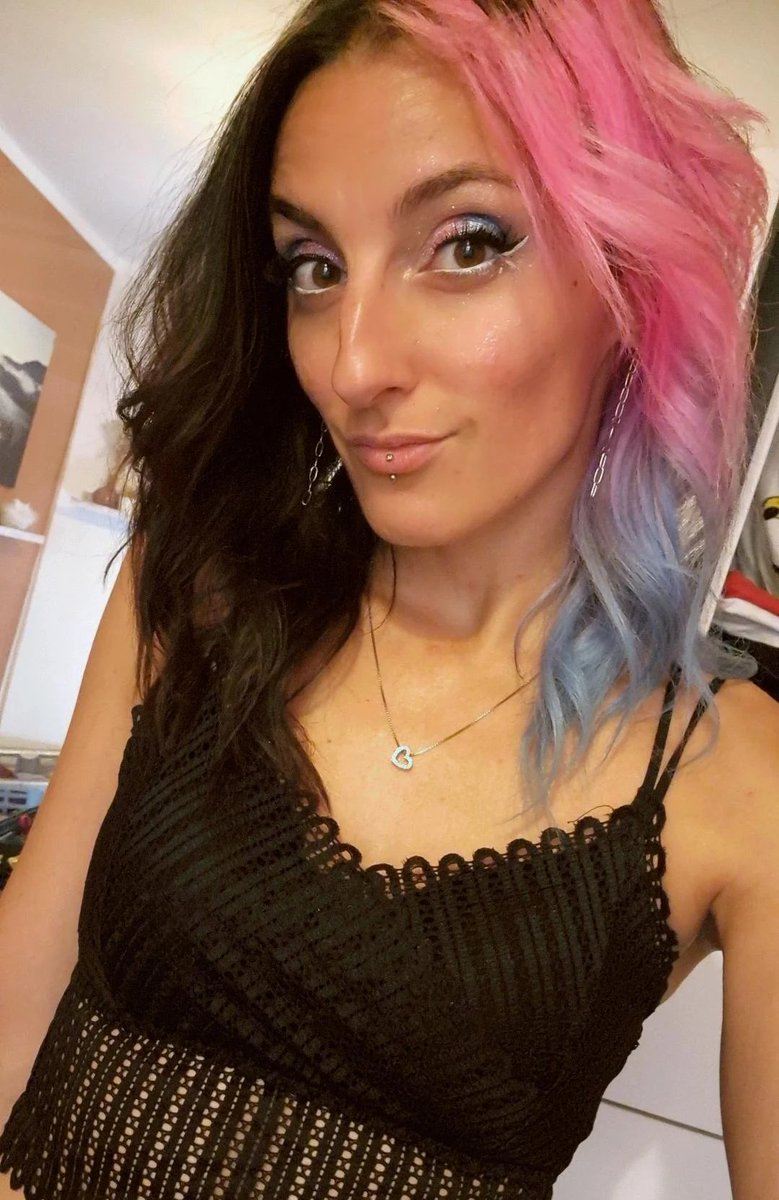 CrazyMareen's tweet image. - J'ai plus fait mumuse avec mes cheveux en deux mois, qu'en 31 ans d'existence... 🤭 #CrazyColor

🎶 Rêve ta vie en couleurs,
C'est le secret du bonheur... ✨️