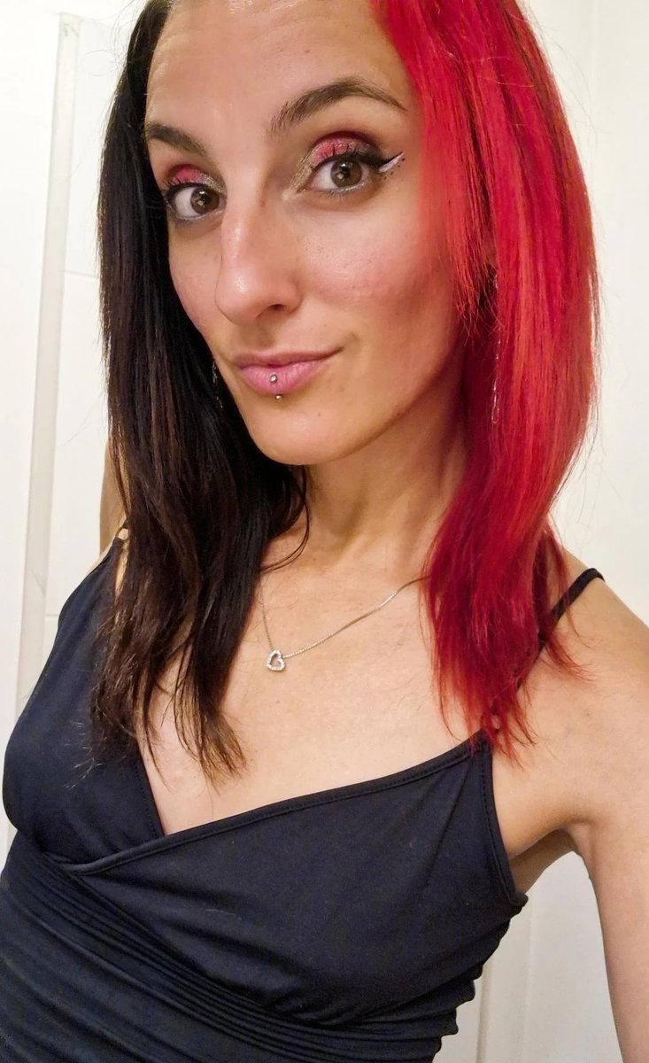 CrazyMareen's tweet image. - J'ai plus fait mumuse avec mes cheveux en deux mois, qu'en 31 ans d'existence... 🤭 #CrazyColor

🎶 Rêve ta vie en couleurs,
C'est le secret du bonheur... ✨️