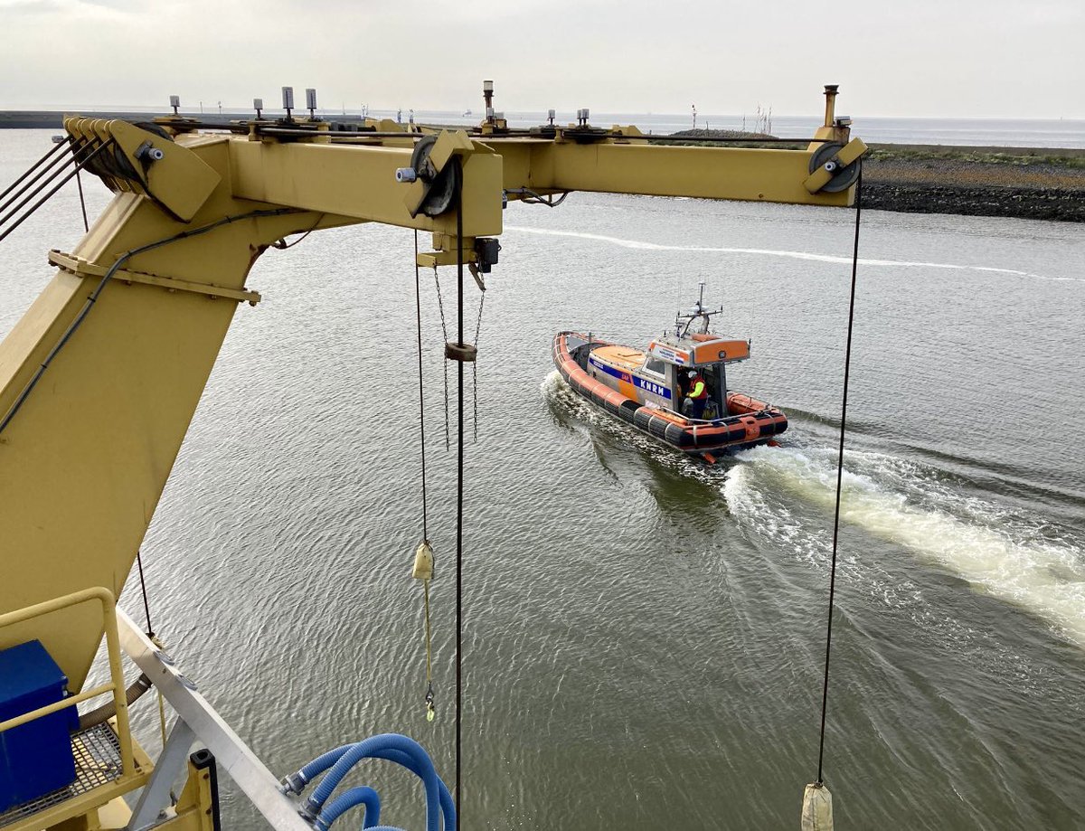 WAARSCHUWING!!!!  Er komt erg slecht weer aan, zoek zo spoedig mogelijk een veilige haven op. We zijn met 2 reddingboten uit gevaren om te waarschuwen en te assisteren,  bij nood kanaal 16!!  

#knrm200jaar #terschelling #zeilen #waddeneilanden #waddengebied