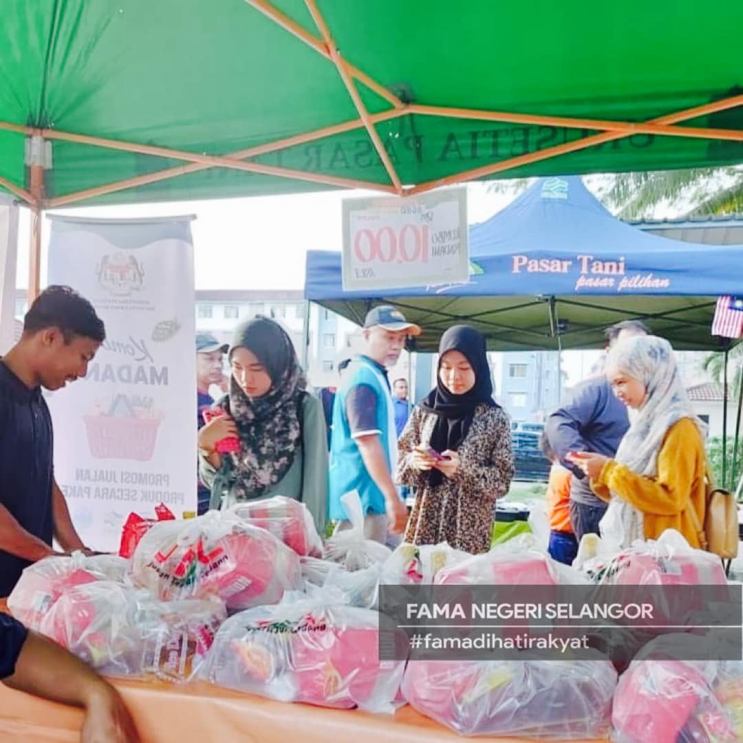 23 Ogos 2023 | Rabu | Pasar Tani Kota Warisan, Selangor
𝐒𝐞𝐤𝐢𝐭𝐚𝐫 𝐩𝐫𝐨𝐠𝐫𝐚𝐦 𝐉𝐮𝐚𝐥𝐚𝐧 𝐀𝐠𝐫𝐨 𝐌𝐚𝐝𝐚𝐧𝐢 𝐝𝐢 𝐏𝐚𝐬𝐚𝐫 𝐓𝐚𝐧𝐢 𝐊𝐨𝐭𝐚 𝐖𝐚𝐫𝐢𝐬𝐚𝐧 𝐲𝐚𝐧𝐠 𝐦𝐞𝐧𝐚𝐰𝐚𝐫𝐤𝐚𝐧 𝐊𝐨𝐦𝐛𝐨 𝐌𝐚𝐝𝐚𝐧𝐢 𝐛𝐚𝐫𝐚𝐧𝐠𝐚𝐧 𝐫𝐮𝐧𝐜𝐢𝐭 𝐛𝐞𝐫𝐧𝐢𝐥𝐚𝐢 𝐑𝐌𝟏𝟎