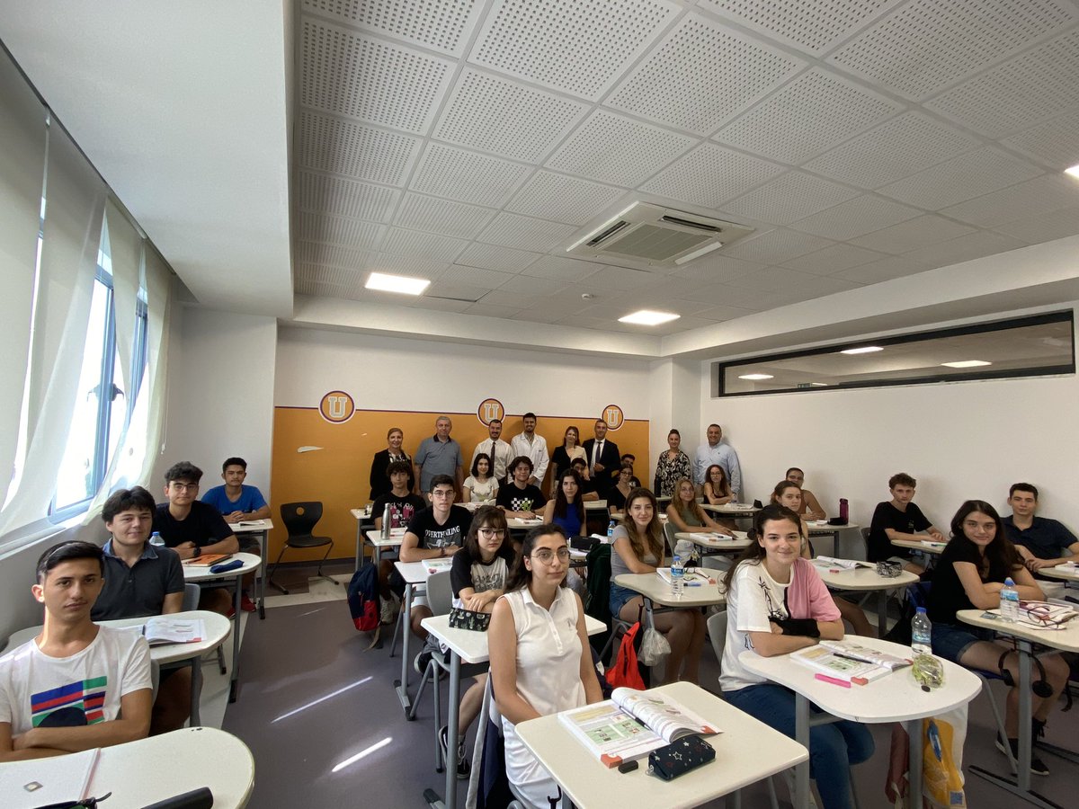 UOBornova's tweet photo. Genel Müdürümüz Sn. Mustafa Çakır ve Genel Müdür Yardımcımız Sn. Ebru Divrik, yeni dönem öncesi öğretmenlerimiz ve öğrencilerimiz ile bir araya geldiler. Değerli ziyaretleri için kendilerine teşekkür ederiz. 💜

#UğurluOlmak
#TürkiyeninEğitimGücüyüz https://t.co/2hduljxaty