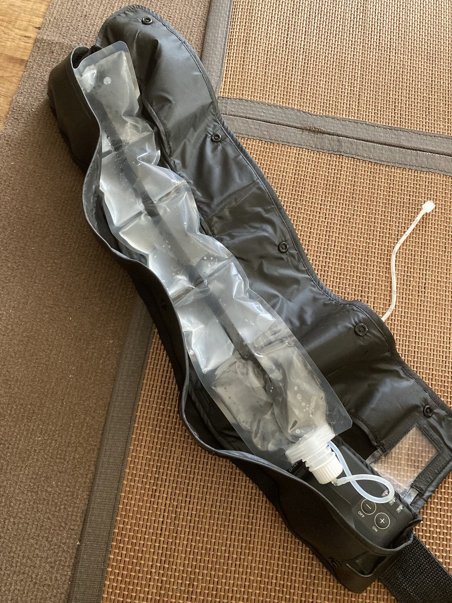matsmotokouji's tweet photo. 《まっつんショッピング〜》
＊長文になります

大変お待たせ致しました〜！
こないだ話題になった空調服の下に着る涼神服到着〜✨

こちら服の裏に水が循環する仕組みでしてワークマンとかに売ってるのは背中などだけなのですがこちらは手首付近まで通る仕組みです✌️（写真2枚目）

今回はフルセットで買���ましたので、着いてある水袋に冷たいお水をいれて付属のポーチにいれて使用します。（ペットボトルでも行けますがペットボトル入れるところはないので���ルモデルの方がオススメ）写真3枚目

付けた感じ4枚目

👇🏻に続く