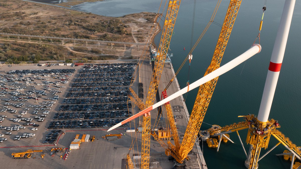 SiemensGamesa's tweet photo. 🇫🇷  The first of three turbines have been installed at the @EDF_RE Provence Grand Large floating offshore wind project.
➡️ The floating turbine is the first to be installed as part of a pilot project in France and the first in the Mediterranean Sea.

© Ian Hanning / Capa Pictures https://t.co/5EmgCurTwJ