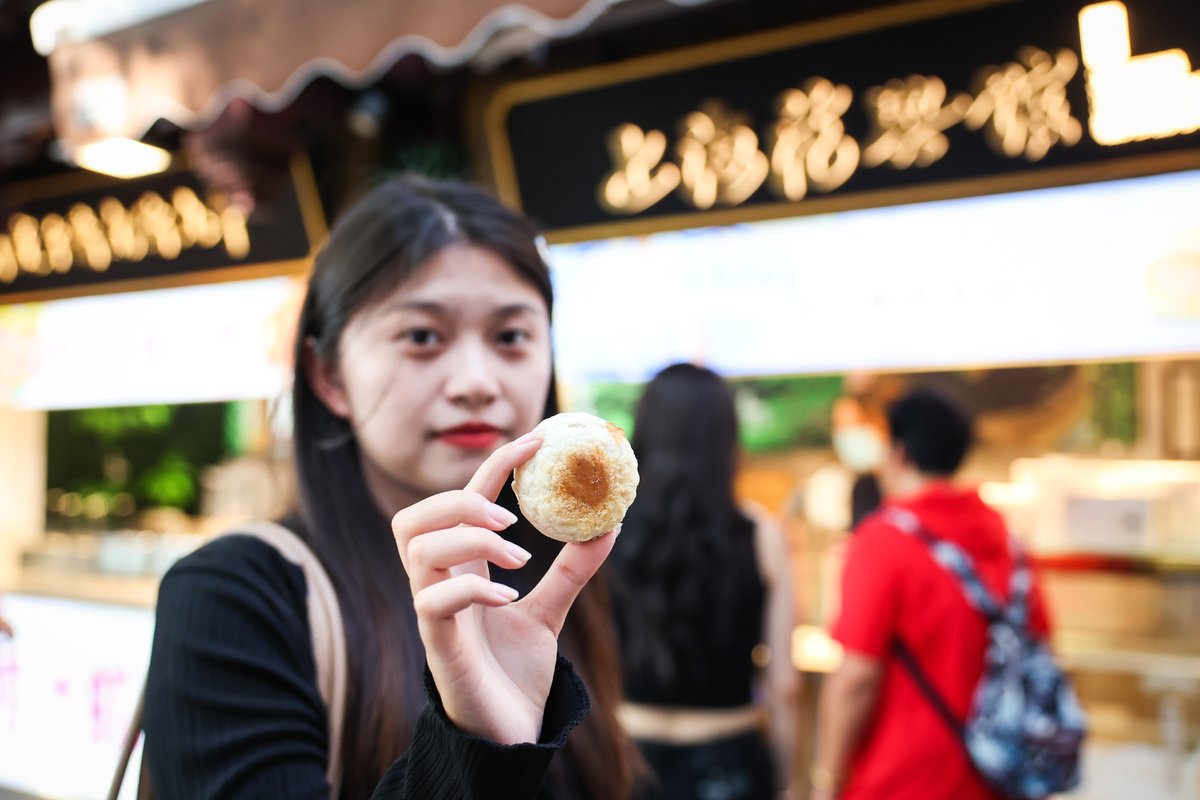 shanghai490528's tweet photo. This year, #Shanghai #Dexing #Restaurant collaborated with the long-established #Guangdong brand "#Guanghe Fermented #BeanCurd" for the first time, creating a new trendy flavor-Nanru fresh #meat #mooncakes. #food #Chinese #China #Foodie #tasty #cake @yuyuan #yugarden #chinesefood https://t.co/X6I1h4ofXM