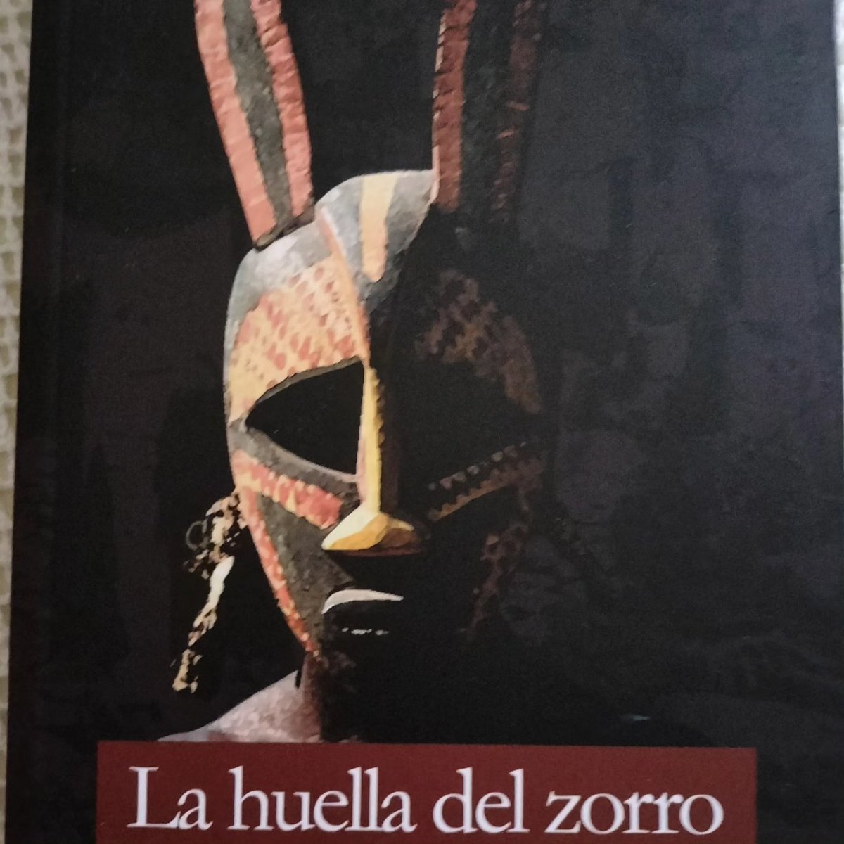 SonidosdeAfrica's tweet photo. "Caminaba a grandes pasos, descalza, entre zarzas y espinas, sin ver nada, sin oír nada. Aunque solo eran las diez, el sol quemaba."
La huella del zorro.
Moussa Konaté
#África #Literatura #LiteraturasAfricanas #Libros #Lecturas #PaísDogón #Mali https://t.co/2ngF229Pwp