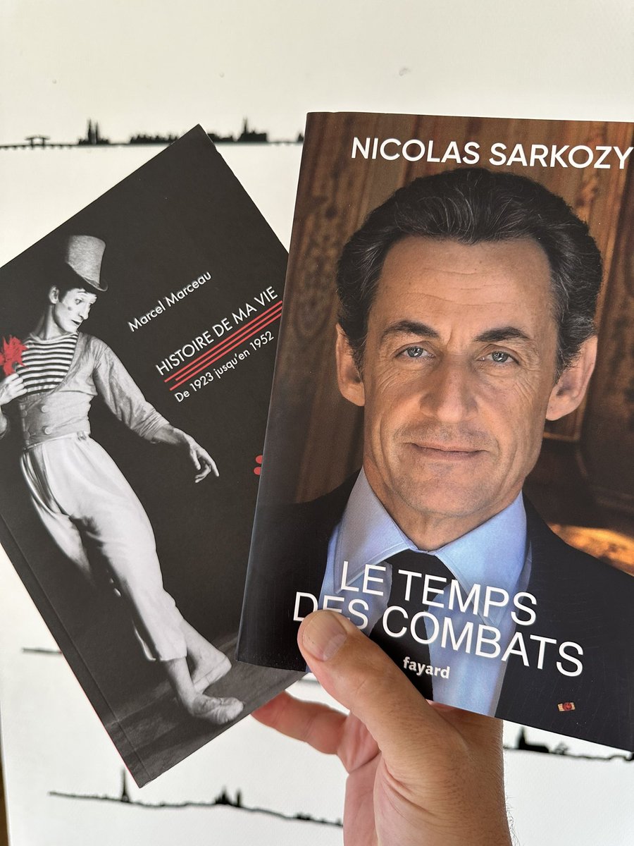 Le mime et le politicien. Voici mes complices de boîte à lettres du jour. Arrivés ensemble le même jour. Quel message ???? <a href="/EditionsFayard/">Fayard</a> <a href="/ActesSud/">Actes Sud</a> <a href="/strasbourg/">Strasbourg.eu</a> <a href="/ActuStrasbourg/">Actu Strasbourg</a> <a href="/StrasEtudiants/">Strasbourg♥Étudiants</a> <a href="/unistra/">-</a> #book #booklovers #sarkozy
