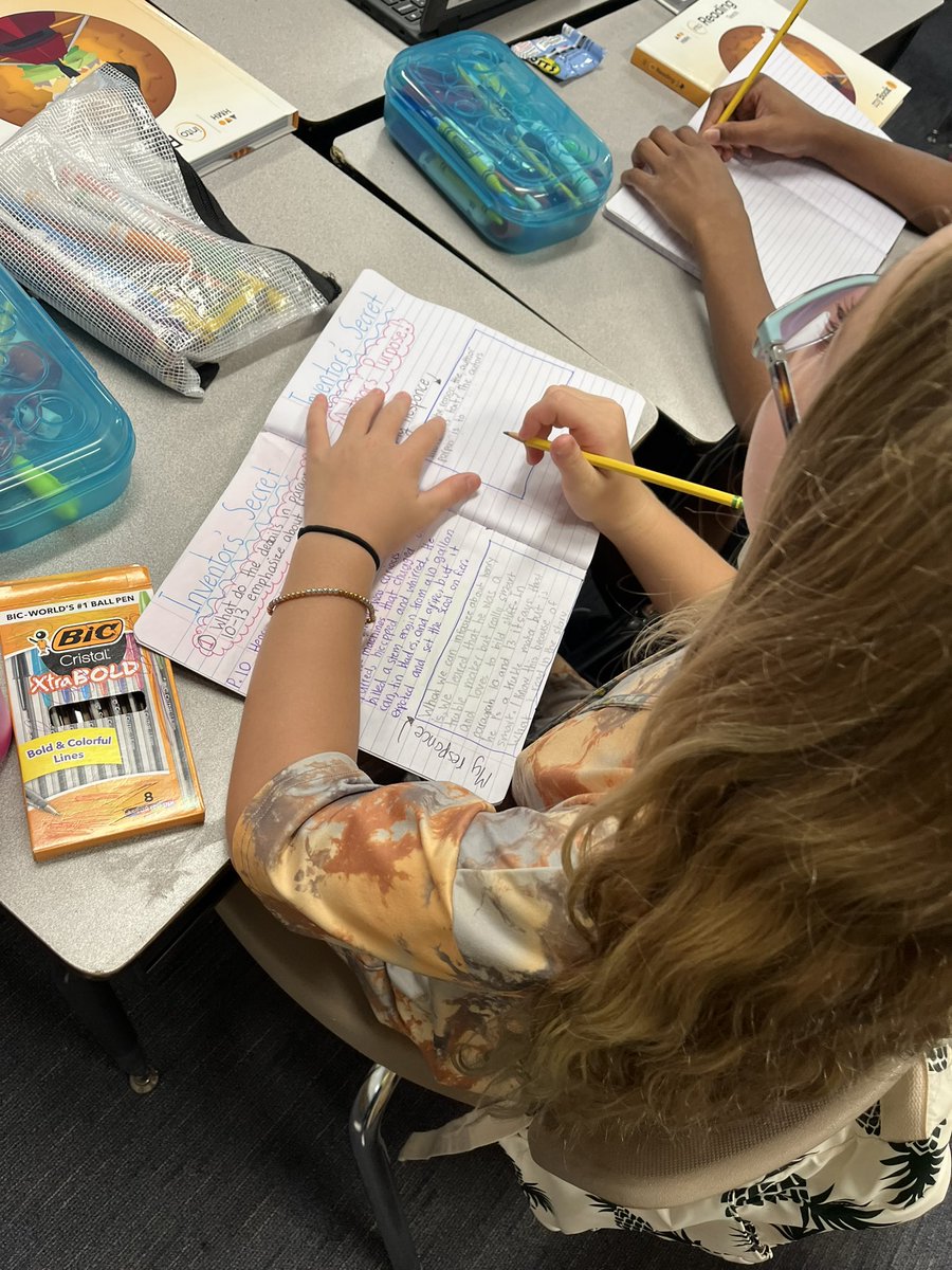 lccasciotti's tweet photo. Reading response practice! They did a great job! #bengalpride https://t.co/GC2Q1H0IS4