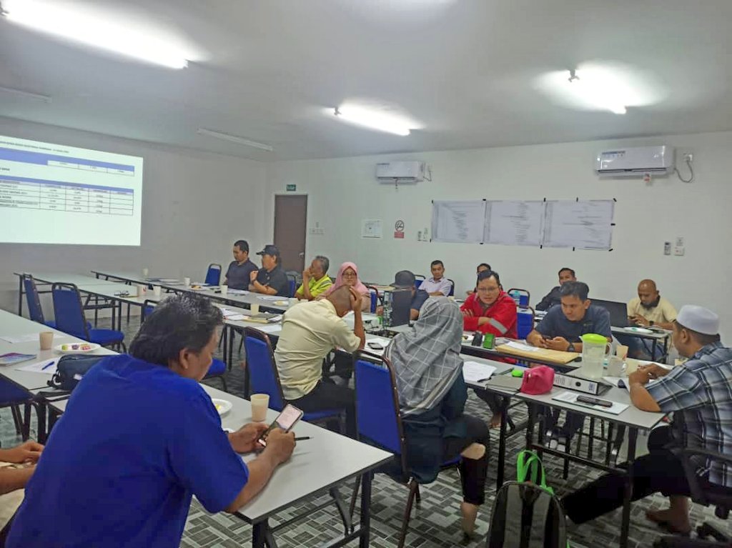 PasukanProjekTrg (@teamprojektrg) on Twitter photo Mesyuarat Teknikal No.10 bagi projek Pembinaan Maktab Rendah Sains Mara (MRSM) Dungun, Terengganu. #JKR #PPPT #BerJasaKepadaRakyat <a href="/TeamProjekTrg/">PasukanProjekTrg</a> <a href="/JKRTerengganu/">JKR Terengganu</a> <a href="/IrhjNapi/">Ir.Hj.MohdNapi</a> <a href="/HasliJKR/">Hasli Ibrahim (Ir. Dr.)</a> <a href="/hafiezPPK1_JKR/">Ir. Mohd Hafiz Bin Yahya</a> Mesyuarat Teknikal No.10 bagi projek Pembinaan Maktab Rendah Sains Mara (MRSM) Dungun, Terengganu. #JKR #PPPT #BerJasaKepadaRakyat <a href="/TeamProjekTrg/">PasukanProjekTrg</a> <a href="/JKRTerengganu/">JKR Terengganu</a> <a href="/IrhjNapi/">Ir.Hj.MohdNapi</a> <a href="/HasliJKR/">Hasli Ibrahim (Ir. Dr.)</a> <a href="/hafiezPPK1_JKR/">Ir. Mohd Hafiz Bin Yahya</a>