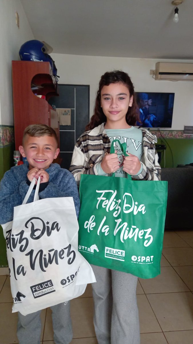 UTTAturfyafines's tweet photo. Las hijas e hijos de nuestros afiliados de #OSPAT en Santa Fe, Rafaela y Mendoza, también recibieron sus regalos por el #diadelaniñez

#UTTAPresente https://t.co/EAGwAG1DJX