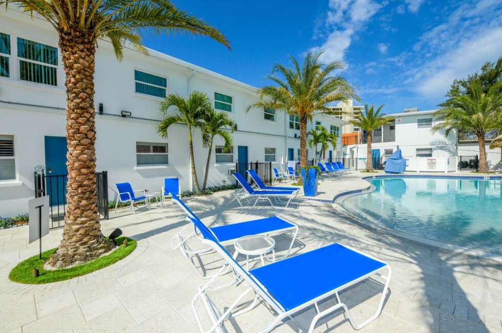 KeySuite's tweet image. What a perfect day to sit back and relax at our beautiful pool.
💻 siestakeybeachresortandsuites.com
📞 941 349 3211
#sarasota #siestakeyrentals #siestakeybeach #siestakey #relaxationday