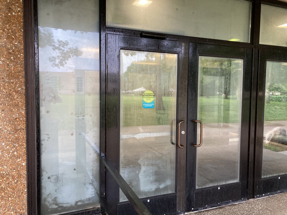 JayVanderVeen's tweet image. It’s only #SyllabusDay, and the buildings ⁦at @IUSouthBend⁩ are already WEEPING! This doesn’t bode well.