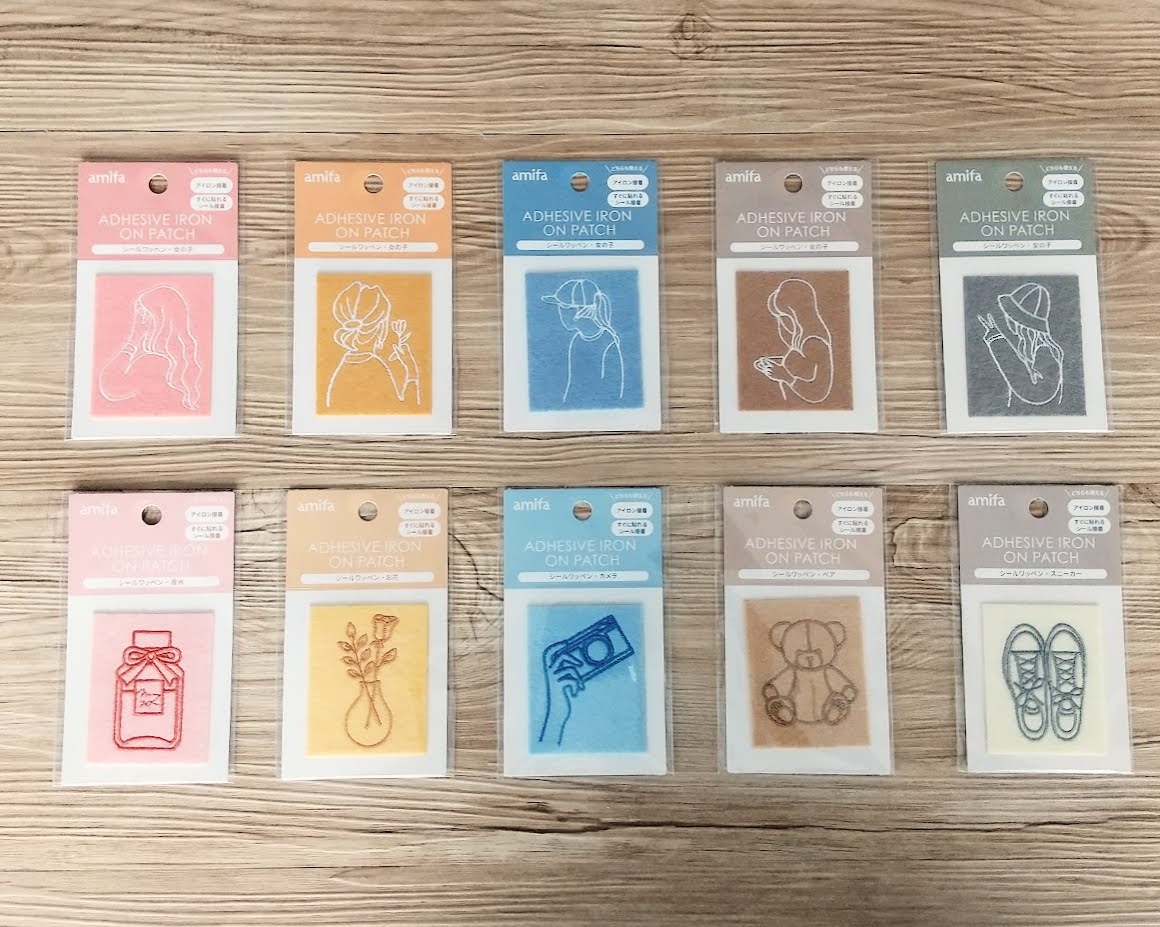 cando_official's tweet photo. バッグや衣類などへの貼り付けはもちろん、スマートフォンケースにいれてもOK♪
※ケースに入れる際は剥離紙をつけたまま入れてね！

■シールワッペン
　4542804121872　お花
　4542804121919　カメラ
　4542804121889　スニーカー
　4542804121902　ベア
　4542804121896　香水

#キャンドゥ #100均 https://t.co/QU0GxUbwpA