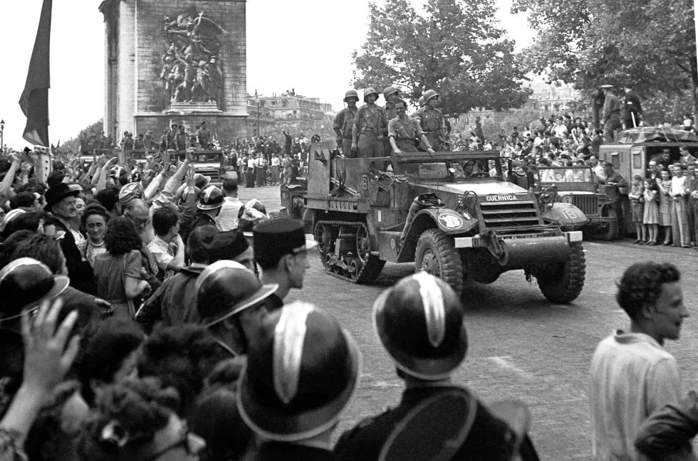 MESA_MH_LATINA's tweet photo. El 24 de agosto de 1944 «La Nueve» entró en París, quedando definitivamente liberada de la ocupación alemana que se produjo en el marco de la Segunda Guerra Mundial al día siguiente.
📸El "Guernica" de La Nueve, en el desfile por los Campos Elíseos tras la Liberación de París ⬇️ https://t.co/GaYRXZnzRe