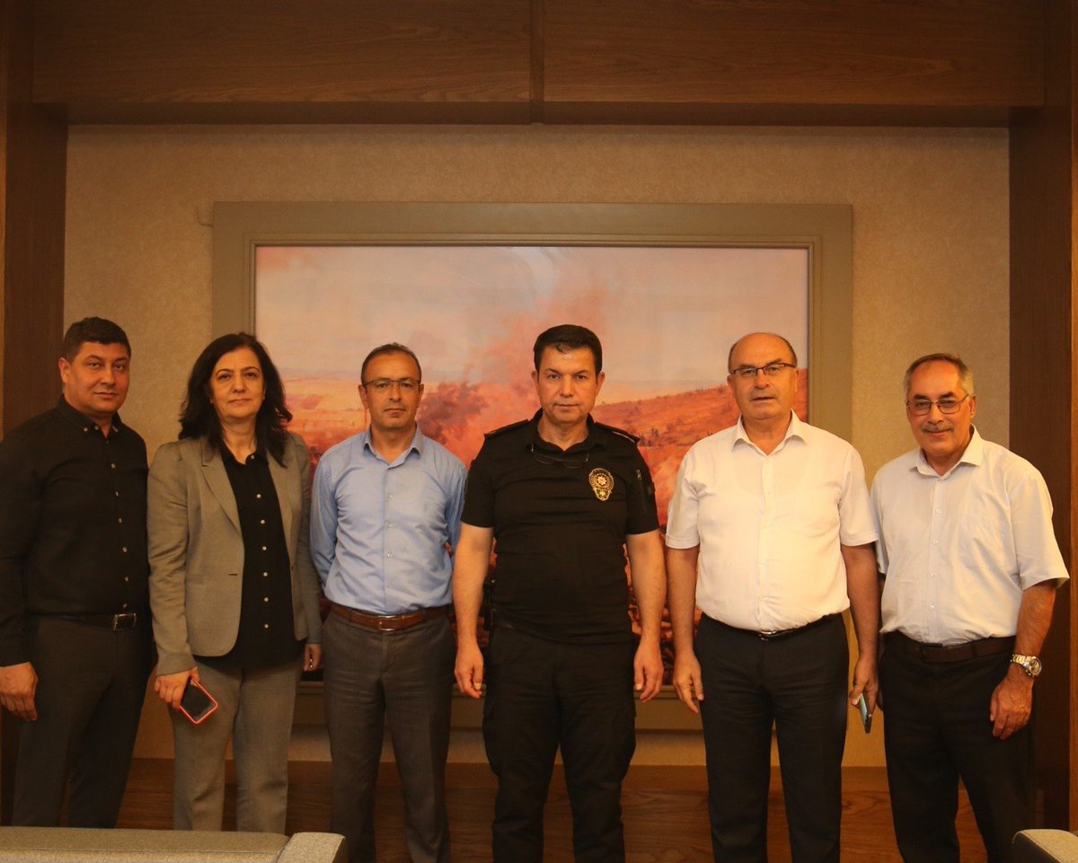gazianteppolis's tweet photo. İl Nüfus ve Vatandaşlık Müdürü Sayın Hasan KAHRAMAN, İl Sosyal Etüt ve Proje Müdürü Sayın Hanifi AKDENİZ, İl Yazı İşleri Müdürü Sayın Birgül ANTEPLİOĞLU, Hukuk İşleri Müdürü Sayın Ali AYDIN ve İl İdare Kurulu  Müdürü Sayın Ahmet AVCI, İl Emniyet Müdürümüz Sayın Celal ÖZCAN’a hayırlı olsun ziyaretinde bulunmuştur. Sayın misafirlerimize nazik ziyaretlerinden dolayı saygılarımızı sunuyoruz.

#GaziantepEmniyet