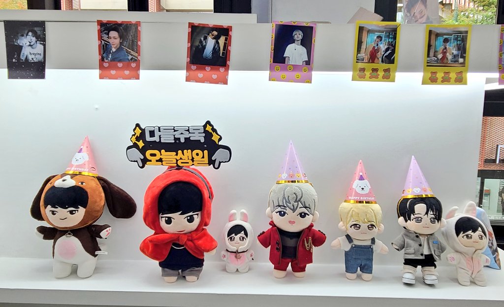 omp5kj2's tweet photo. 홍대 바이아스:)
아기자기한 예송송 인형들이 반겨주는 카페🩷
그 옆에는 잘생긴 예송송 사진들이 반겨주지ㅎㅎ 그리고 음료스티커(?)라고 해야하나 그거 넘 이쁨! 음료는 1개 시켰는데 스티커 다른 것도 같이 주셔서 넘 행복해여
#8월의_축복_예송송_생일_축하해 https://t.co/8t4equpp5J