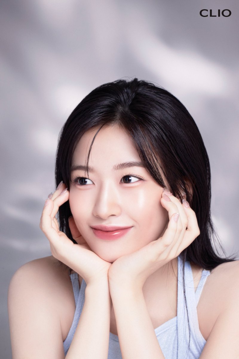 official_CLIO's tweet photo. 오늘도 청량지수 가득채운 유진이와 함께한 
𝙉𝙀𝙒 𝙆𝙞𝙡𝙡 𝘾𝙤𝙫𝙚𝙧 하이 글로우 쿠션💖

예고했던 3가지 컨셉 화보 중 한가지!
NEW 킬 커버 하이 글로우 쿠션 with 유진🙌

핑크 유진도, 푸르댕댕 유진도 너무 다 잘 어울려요

맑은 탱글광 커버 NEW 킬 커버 하이글로우 쿠션 
정상가 36,000원 ➡️ 선런칭 행사가 26% 26,300원

2023.08.28 올리브영 선런칭!

#클리오 #CLIO #킬커버하이글로우쿠션 #안유진