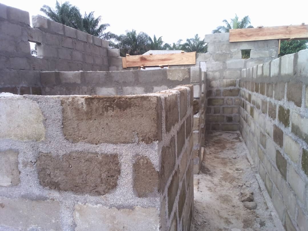catchthedreamSL's tweet photo. Another week another update! 🇸🇱

It is so exciting seeing the brilliant progress being made by the community in Jolu on the construction of the grain store! 👷🏿💚

#sierraleone #construction #charity #notforprofit #community #grainstore # agriculture #africa #donation #fundraiser https://t.co/zK8C988bWP