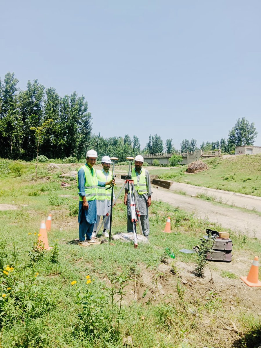 SEEDinPakistan's tweet image. 🔍🛠️ Experts on site aiding @CWDKPGovt with vital technical work for climate-proofing damaged infrastructure post-floods. 

Activities include: 

✅Topographical surveys
✅Geotechnical investigations
✅Traffic analysis 🌊🏗️

#ClimateResilience #InfrastructureRecovery