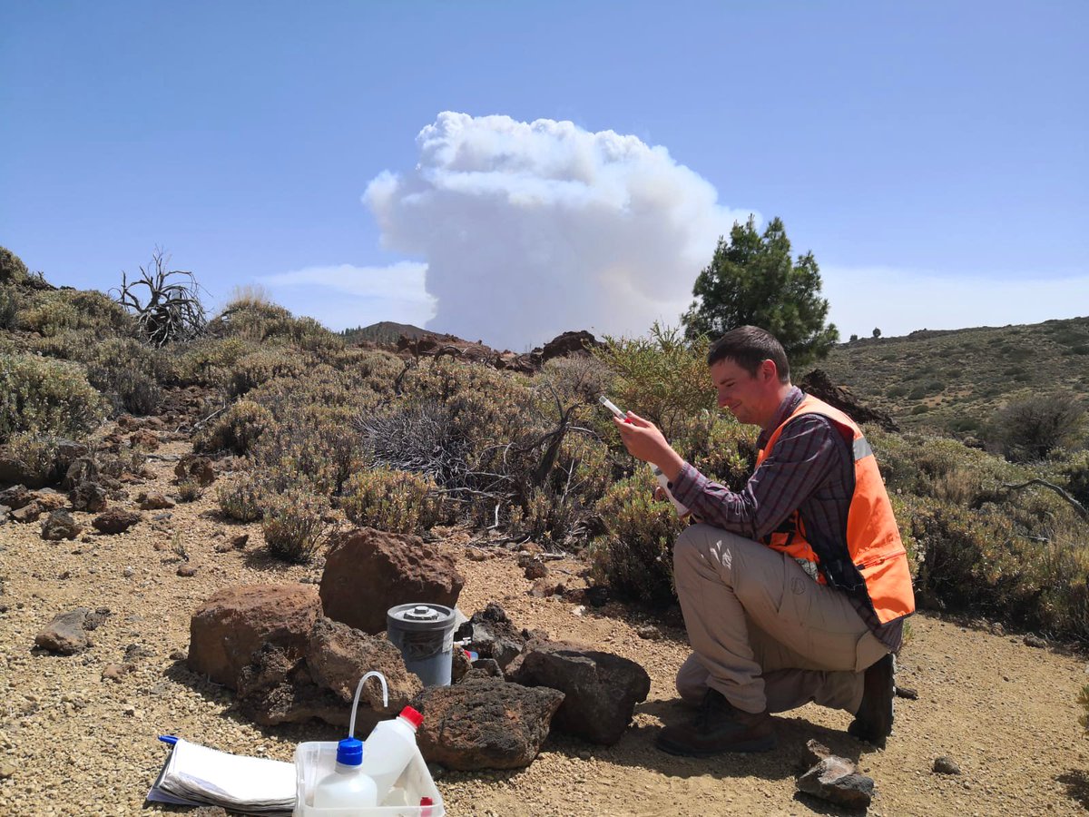 Louis Alexandre (Univ. Birkbeck, UK) learning how to sample the alkaline trap network in the DNE-DNS, with the pyrocumulus of the Arafo fire in the background #2023INVOLCANSummerScienceTrainingProgram <a href="/ITERtenerife/">ITER</a> <a href="/CabildoTenerife/">Cabildo de Tenerife</a>
<a href="/PresiCan/">Presidencia GobCan</a> <a href="/CienciaGob/">Ministerio de Ciencia, Innovación y Universidades</a> <a href="/Geoplat/">GEOPLAT</a> #Involcan