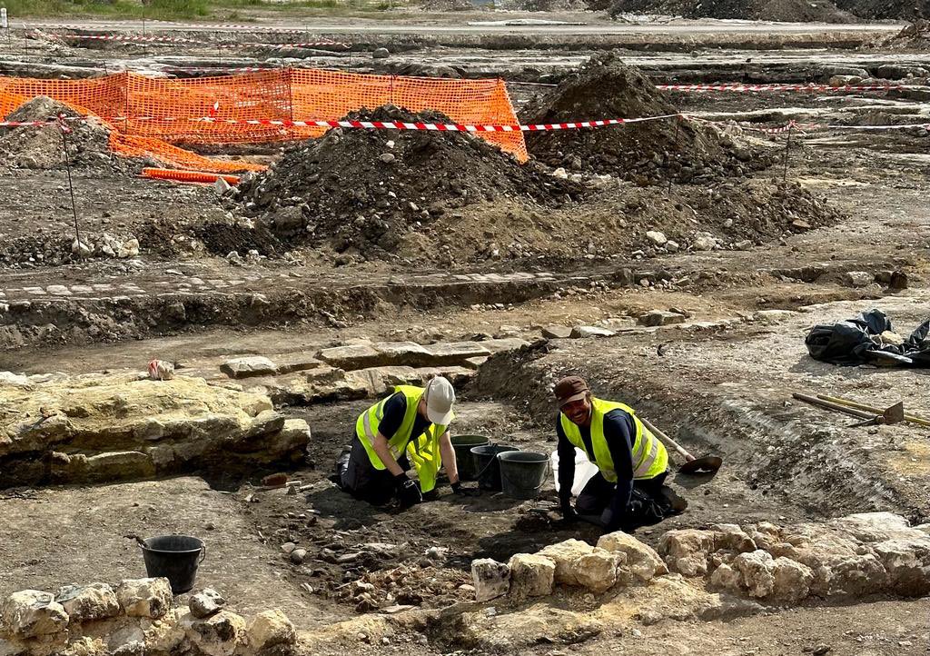 Dans le cadre des travaux de l’extension du site #Airbus à #Rochefort @departement17 réalise un diagnostic d’archéologie préventive. 
Visite des fouilles et #confpresse avec @Hblanche2015 @RochefortOcean @ccampo17 #charentemaritime