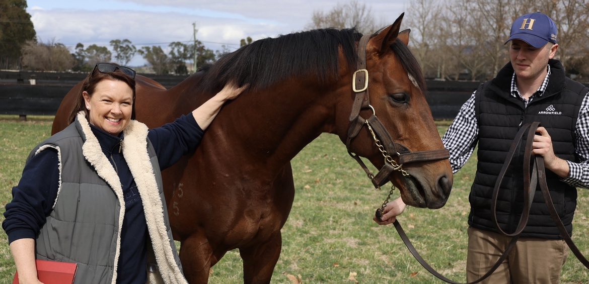 CaroSearcc's tweet photo. Spring is nearly sprung and The Autumn Sun’s are ready to run! Just loved catching up with this absolute fav @ArrowfieldStud today ❤️ A racetrack champion &amp; stunning stallion .. soon on Bred To Win! @SkyRacingAU 🥰😍🐎🎥 https://t.co/f1YtP3CO4O