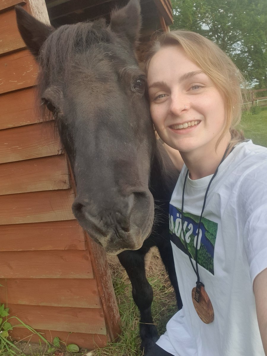 RedwingsHS's tweet photo. Redwings Vet Emma ran the 6 Sjöar (Six Lakes) Marathon in Sweden on Saturday.
Emma decided to raise money for us and you can support her ➡️
https://t.co/OLBdkUqEIP
She brought her medal home to show Redwings Ginny - her very own rehomed Redwings pony.
A true #RedwingsAngel ❤️ https://t.co/1ibYHFGYKV