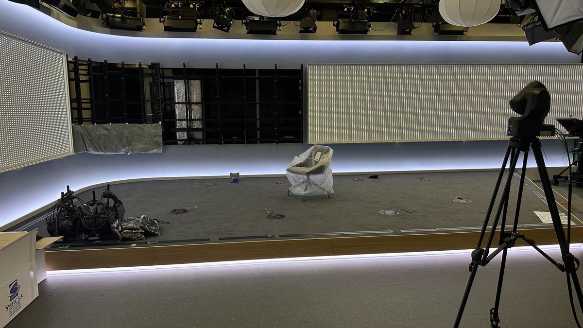 itcon4media's tweet photo. Beginnende Inbetriebnahme - die ersten Lämpchen fangen in der Regie und ZGR an zu glimmen und das Studio bekommt auch mehr Licht ..... Immer wieder spannend so etwas wachsen zu lassen
#itcon4media #rossvideo #brainstorm #infinitySet #Stryme https://t.co/qnK5sOhxY1