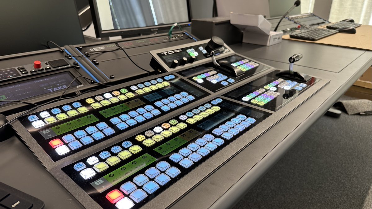 itcon4media's tweet photo. Beginnende Inbetriebnahme - die ersten Lämpchen fangen in der Regie und ZGR an zu glimmen und das Studio bekommt auch mehr Licht ..... Immer wieder spannend so etwas wachsen zu lassen
#itcon4media #rossvideo #brainstorm #infinitySet #Stryme https://t.co/qnK5sOhxY1