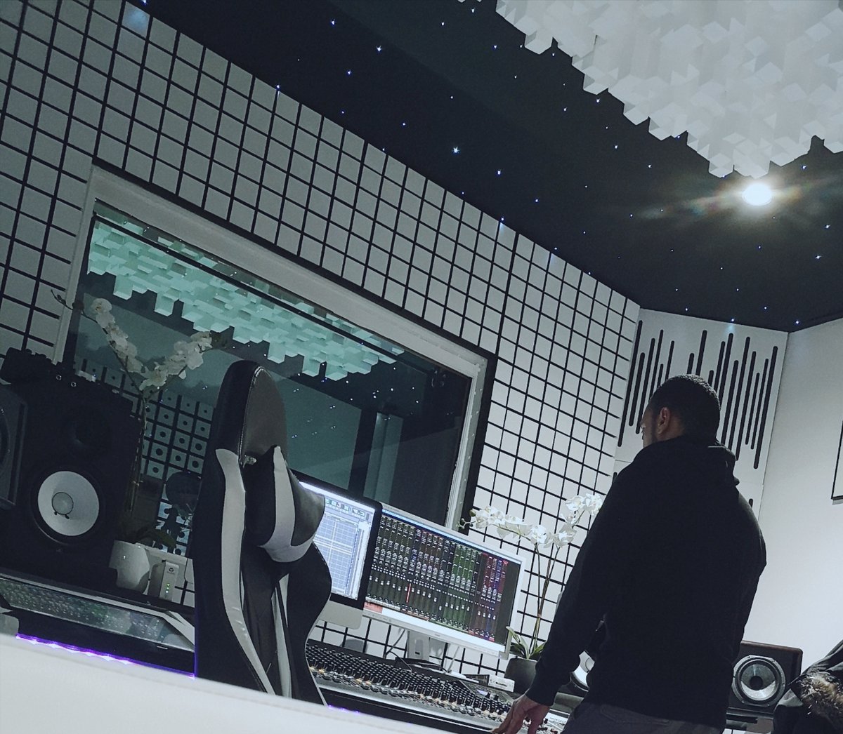 RMbeatmaker's tweet image. Enregistrement, édition, Mixage et Mastering voilà les étapes

#mixengineer #mixage #studio #mastering #music #artist #beatmaker #beatmaking #rec #enregistrement #rmbeat #musicengineering