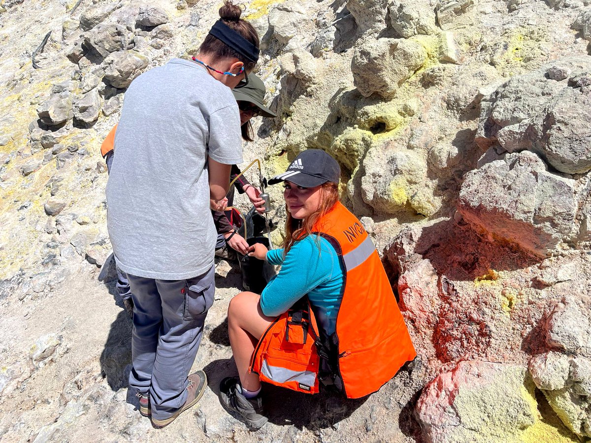 involcan's tweet photo. Natasha Keeley (Univ. of Leeds, UK) learning how to monitoring fumaroles in the #2023INVOLCANSummerScienceTrainingProgram at theTenerife NSRZ volcano diffuse CO2 degassing monitoring program @ITERtenerife @CabildoTenerife @PresiCan @CienciaGob @Geoplat #Involcan https://t.co/mOv1pAiThz