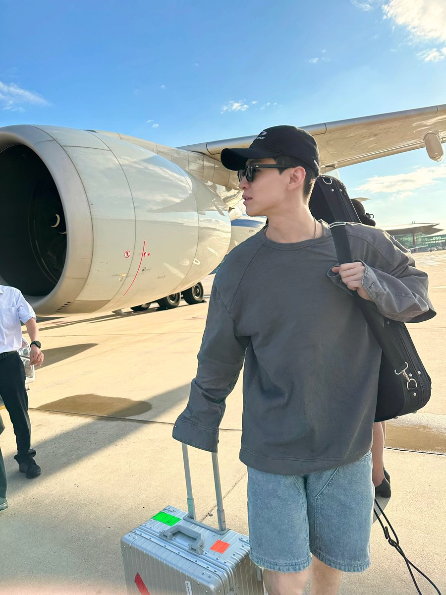 henrylau89's tweet photo. guess what I’m listening to 🛫☀️🎶 https://t.co/H4pLUMxExp