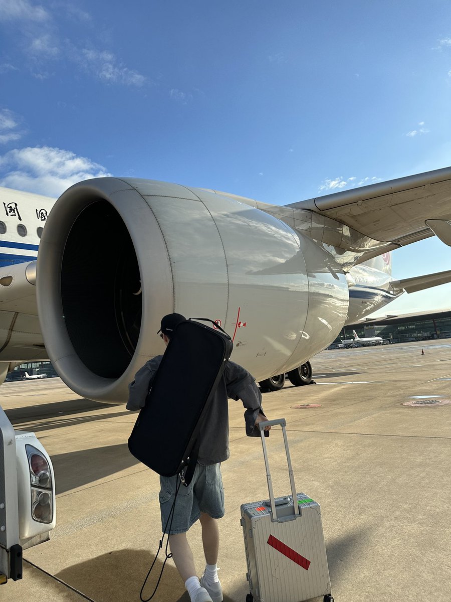 henrylau89's tweet photo. guess what I’m listening to 🛫☀️🎶 https://t.co/H4pLUMxExp