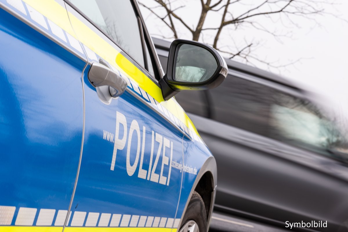 SH_Polizei's tweet photo. Mit 140 km/h durch die 60er Zone: Eine #Polizeistreife hat am Dienstag auf Anordnung der Staatsanwaltschaft den Führerschein und den BMW eines 23-jährigen Fahrers beschlagnahmt, da dieser mit deutlich überhöhter Geschwindigkeit durch #Heede fuhr. https://t.co/ss391cbbSv https://t.co/TlZ1o1PyHO