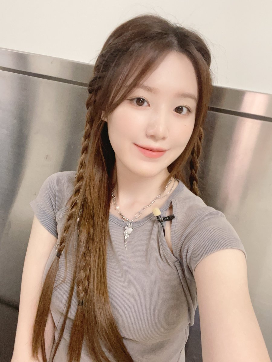 official_i_dle's tweet photo. [📺] 현직 아이돌의 코디 실력은? 찾으시는 옷 있으시면 말씀해 주세요~~ (feat.숙취)ㅣ편집샵ㅣPEERㅣ워크돌ㅣ #슈화

(여자)아이들 슈화가 출연한 '#워크돌'이 공개되었습니다!
내가 제일 패션 K-알바 😎 지금 바로 만나보세요!

▶️ https://t.co/8tQLUYWSWo 

#여자아이들 #GIDLE
#SHUHUA https://t.co/aWmjxNxrE6