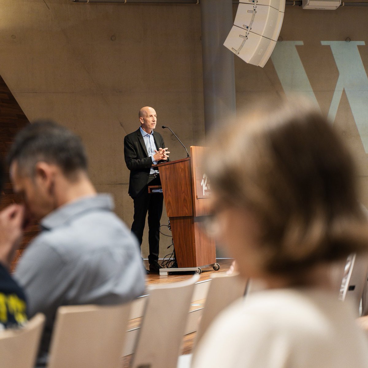 susafiedler's tweet photo. Another #spudm2023 standout moment yesterday? Diving deep into political decision-making nuances with @MagratheanTimes. Emphasizing the crucial role of solid empirical evidence in pivotal decisions. Grateful for the enlightening session! 📷 #PoliticsAndScience @wu_vienna. https://t.co/JuN23Fskhb
