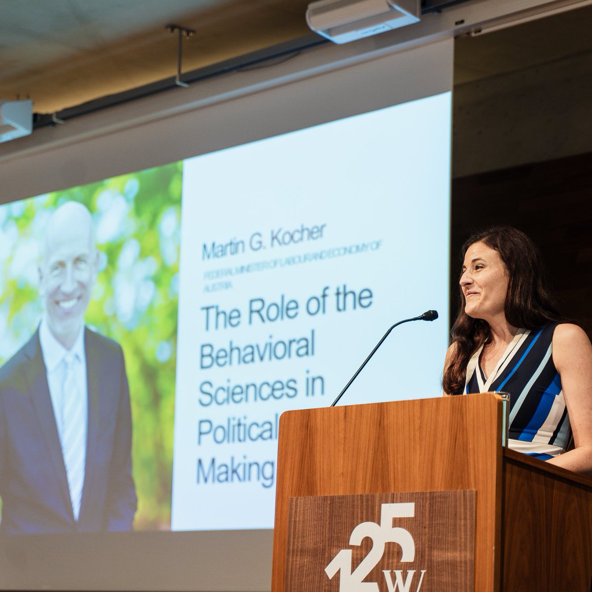 susafiedler's tweet photo. Another #spudm2023 standout moment yesterday? Diving deep into political decision-making nuances with @MagratheanTimes. Emphasizing the crucial role of solid empirical evidence in pivotal decisions. Grateful for the enlightening session! 📷 #PoliticsAndScience @wu_vienna. https://t.co/JuN23Fskhb
