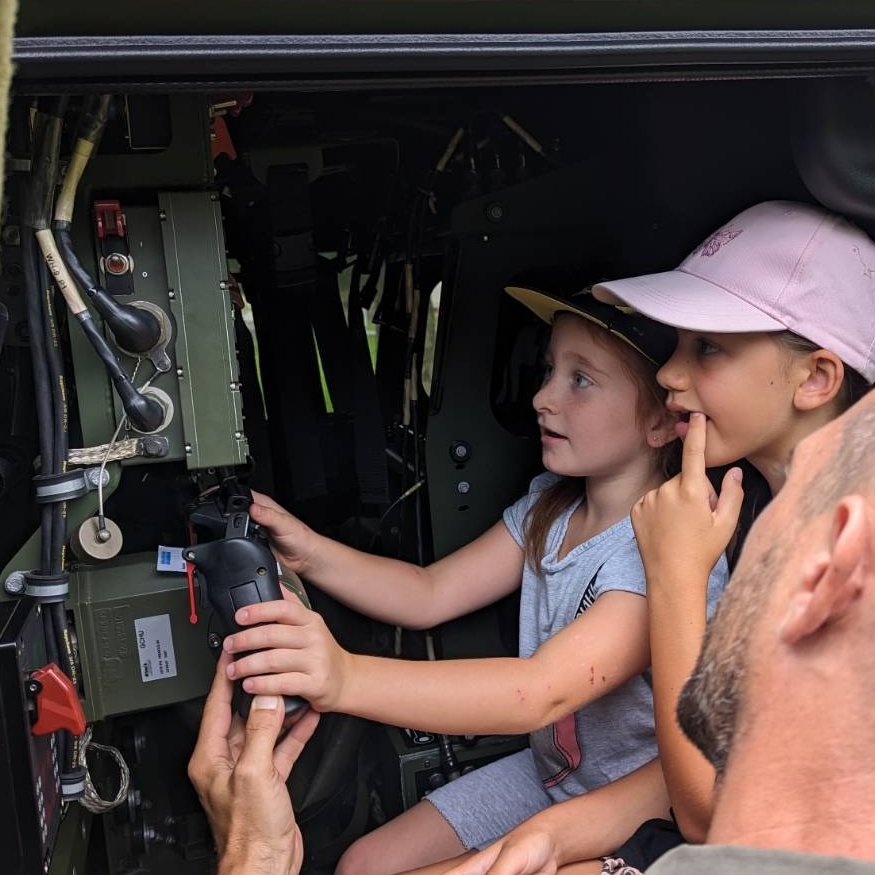 Besuch bei den Kindern der Sommerbetreuung in Fürstenfeld -  Es gibt so viele Fragen: Was ist eine Kaserne? Welche Aufgaben hat das #Bundesheer? Dürfen Soldaten Schlafen? und viele andere Fragen beschäftigen die Kinder und wurden beantwortet. Mehr dazu auf kleinezeitung.at/steiermark/ost…