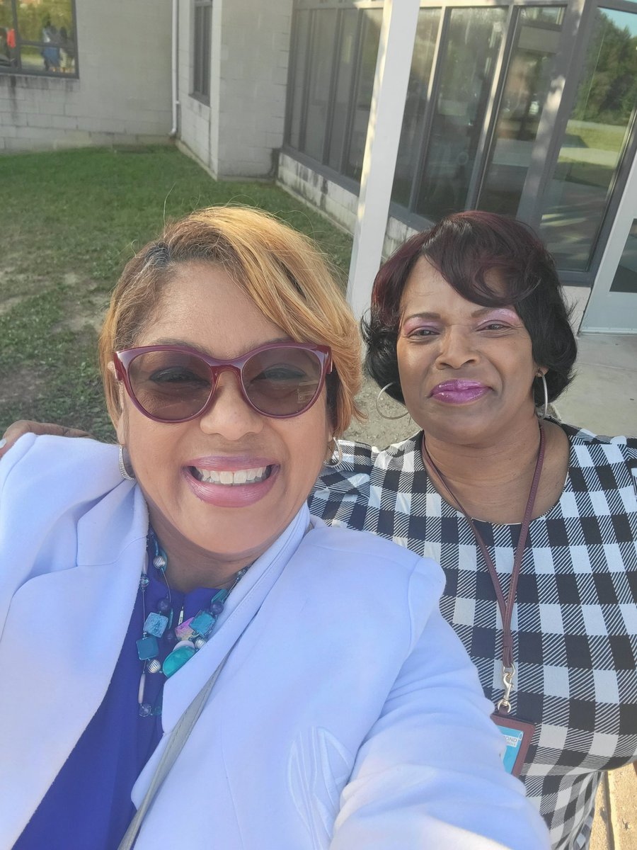 Vote4Shonda's tweet photo. Yesterday, I had the honor of welcoming students to their third day of school at a school in my district and thank our devoted bus drivers. 
#MLKMiddleSchool
#ThankABusDriver
It will be a great school year for our students, families, and staff! https://t.co/Fjtoo335dm