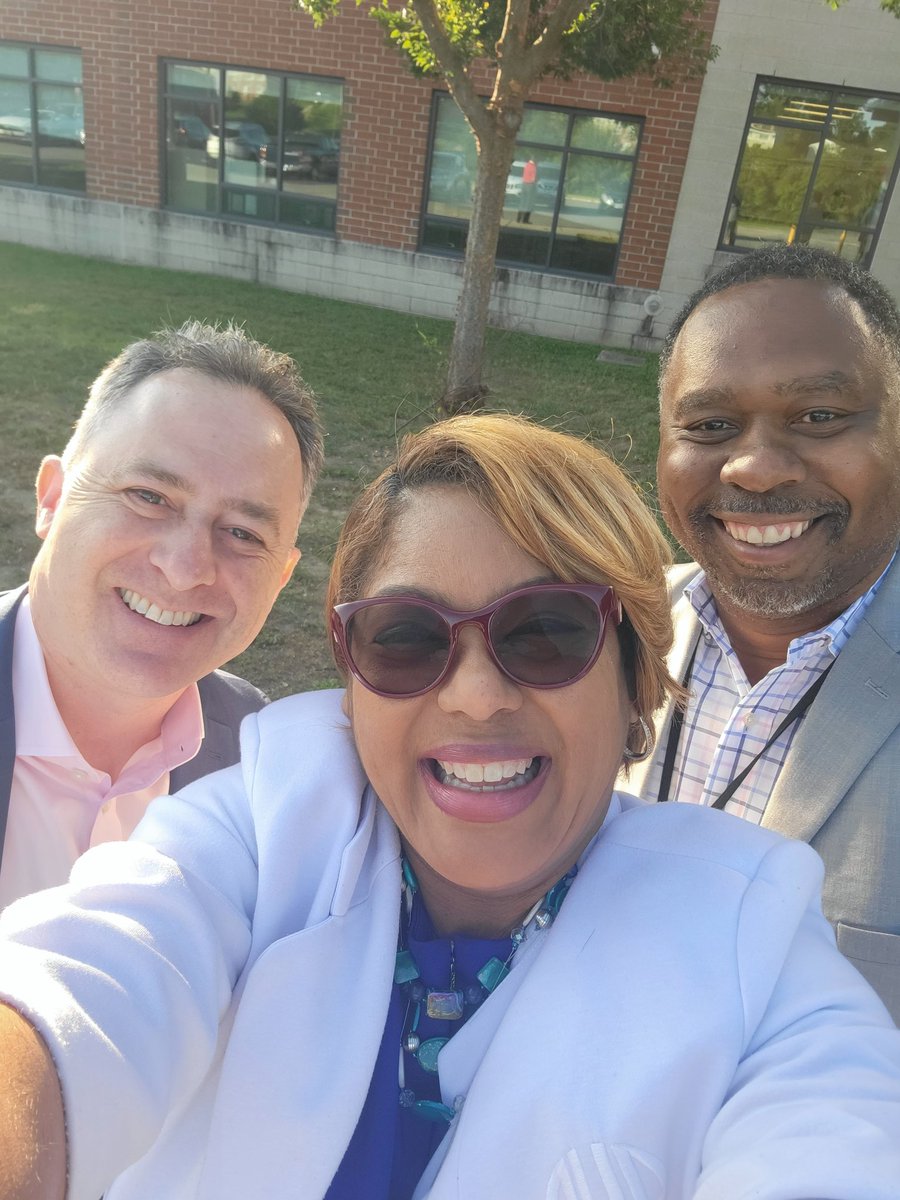 Vote4Shonda's tweet photo. Yesterday, I had the honor of welcoming students to their third day of school at a school in my district and thank our devoted bus drivers. 
#MLKMiddleSchool
#ThankABusDriver
It will be a great school year for our students, families, and staff! https://t.co/Fjtoo335dm