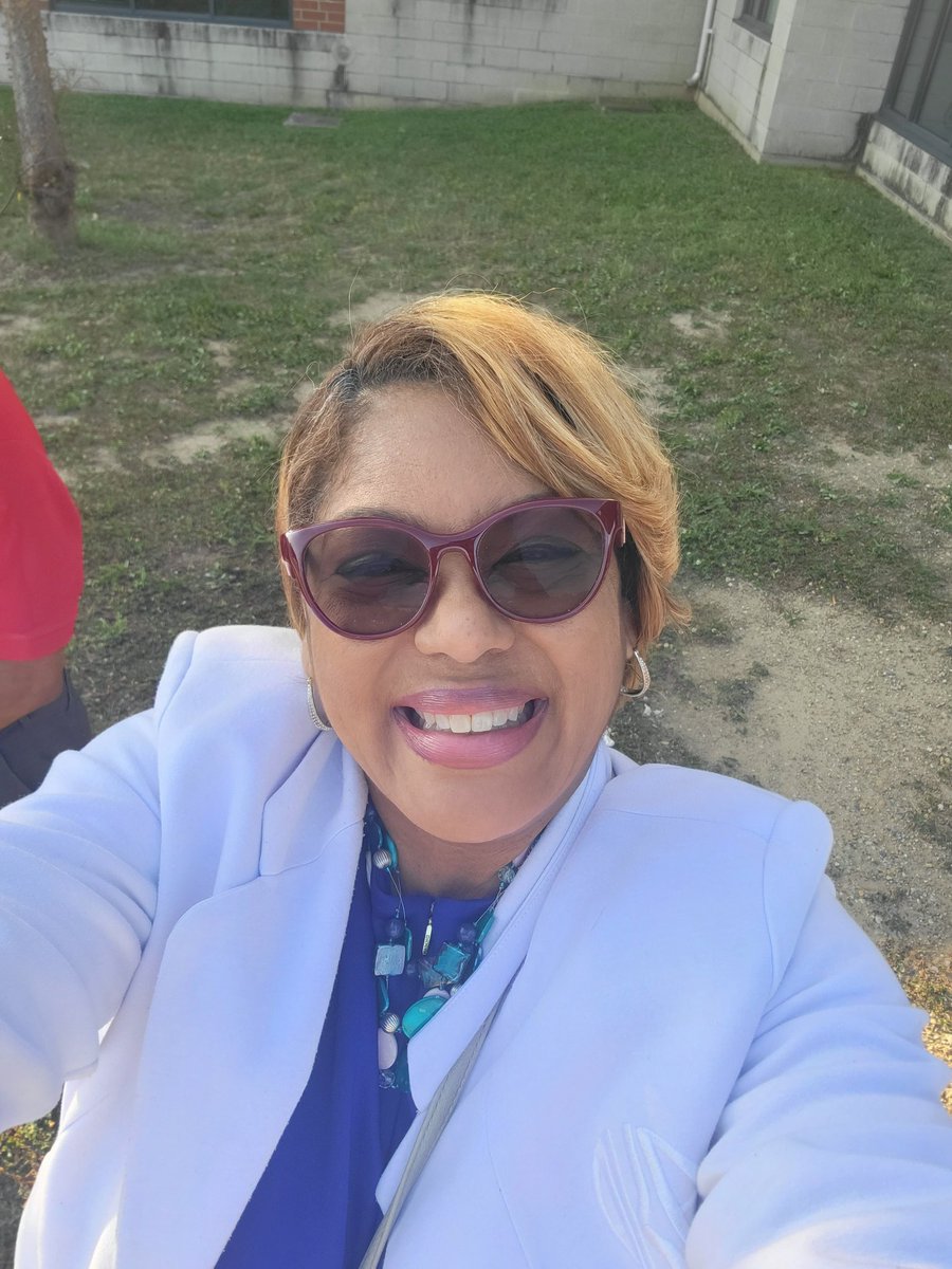Vote4Shonda's tweet photo. Yesterday, I had the honor of welcoming students to their third day of school at a school in my district and thank our devoted bus drivers. 
#MLKMiddleSchool
#ThankABusDriver
It will be a great school year for our students, families, and staff! https://t.co/Fjtoo335dm