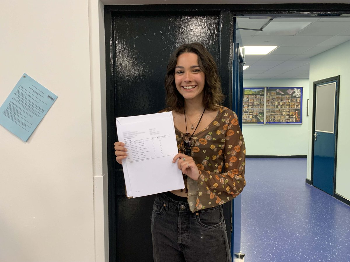 RegentsParkCC's tweet photo. 📜 RESULTS  DAY 🎓

It was lovely to see Year 10 and 11 students this morning to celebrate their GCSE results! Well done to all students. https://t.co/1cENsICAvg https://t.co/2IuNH583oN